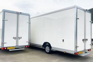 Read more about the article Trockenfracht-Lkw aus GFK-PET-Sandwichpaneelen