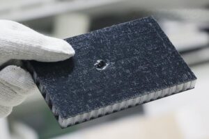 Read more about the article Wie repariert man thermoplastische Waben-Sandwichpaneele?